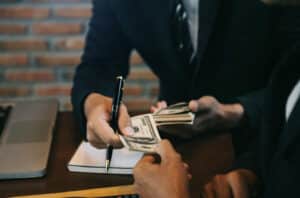 Tu souhaites sûrement connaître la liste des métiers les mieux rémunérés. Business Cool te fait découvrir le top 20 des professions qui gagnent le mieux leur vie dans le secteur privé.  