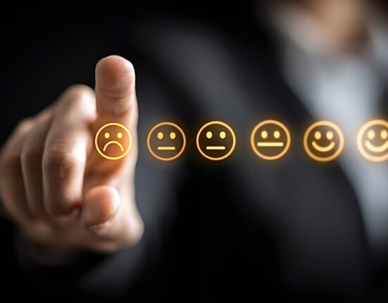 Visuel illustrant les 10 critiques souvent adressées aux grandes écoles de management françaises